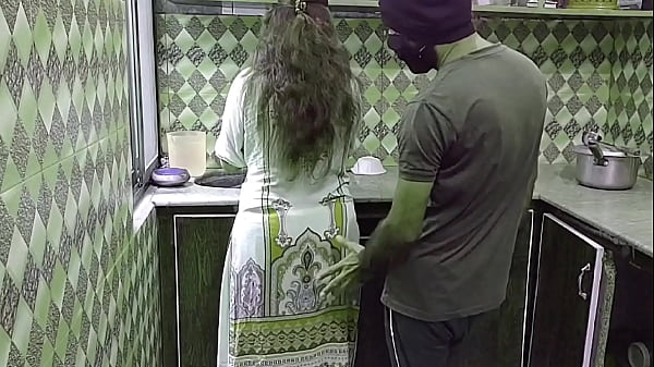 Bini Orang Lagi Sibuk Masak Di Dapur, Tiba-tiba Digaruk Dari Belakang, Suara Hindi Bikin Makin Panas