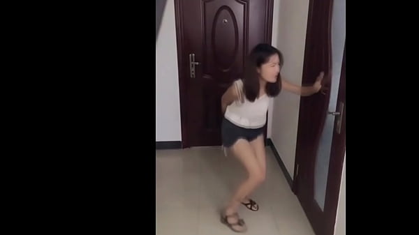 Cewek-cewek China Udah Kebelet Banget Mau Pipis, Sampe Nahan-nahan Gak Tahan.