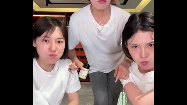 Cô Nàng Lùn Trung Quốc, Thân Hình Bốc Lửa, Mời Gọi Từng ánh Nhìn