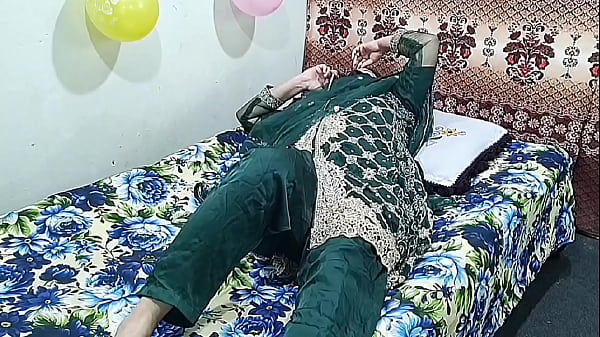 Seorang Istri India Memanggil Bocah Muda, Lalu Digebukin Nafsu Di Ranjang, Suara Hindi Hot Banget.