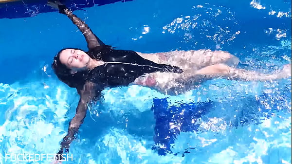 Body Jessica Bunny Yang Basah Kuyup Di Bawah Air, Pake Latex Ketat Bikin Merem Melek.