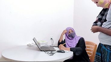 Bankir Cantik Berjilbab Digarap Kasar Petani Kampung, Desi Chudai Ngehe