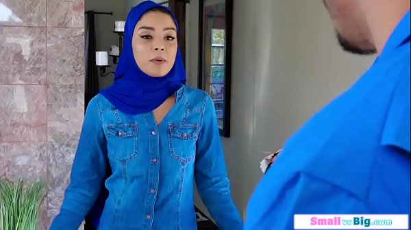 Gadis Arab Belia Digilas Dua Pria Besar