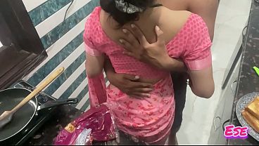 Bhabhi Dapur Mein Khana Banate Hue Chud Gayi, Garam Masala Aur Uski Chikni Chut Dono Ek Saath Khul Gaye.