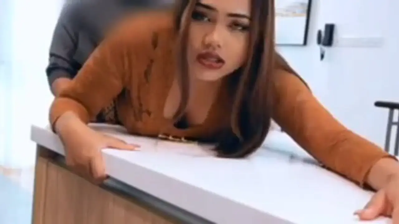 Kebaya Coklat Bikin Ngilu, Bibir Nempel Ngeces Nikmatnya.