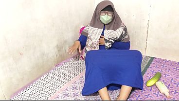 Cewek Hijab Indonesia Lagi Mainin Memek Sendiri Sampe Basah.
