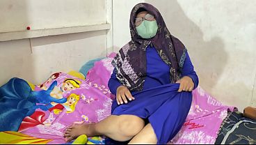 Wanita Berhijab Lagi Mainin Dirinya Sendiri, Nikmatin Sensasi Panas Yang Bikin Makin Liar.