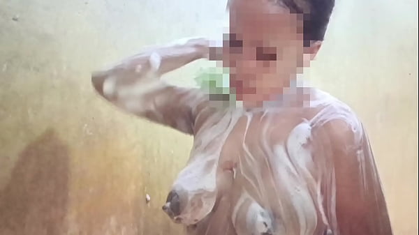 Lihatin Aku Mandi Sambil Bayangin Tanganmu Meraba Tubuh Basahku.