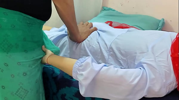 Pelacur Malkin Suruh Pelayannya Ngewe Sambil Dengerin Suara Sex Hindi.